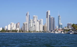 Blick auf die Wolkenkratzer von Surfers Paradise