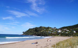 Hot Water Beach liegt in einer schönen Bucht mit Sandstrand