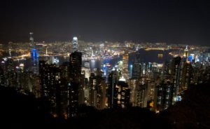 Blick auf die leuchtenden Hochäuser in der Nacht Hongkong