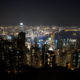 Blick auf die leuchtenden Hochäuser in der Nacht Hongkong
