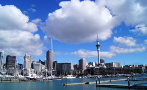 Blick vom Hafen auf den Sky Tower in Auckland