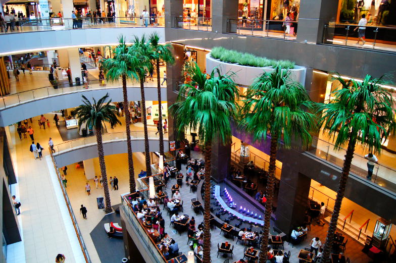 Das Costanera Center in Santiago de Chile ist die groesste Mall in Suedamerika