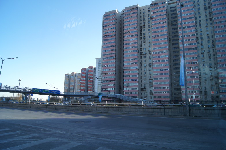 Entlang an den vielen Plattenbauten in Peking