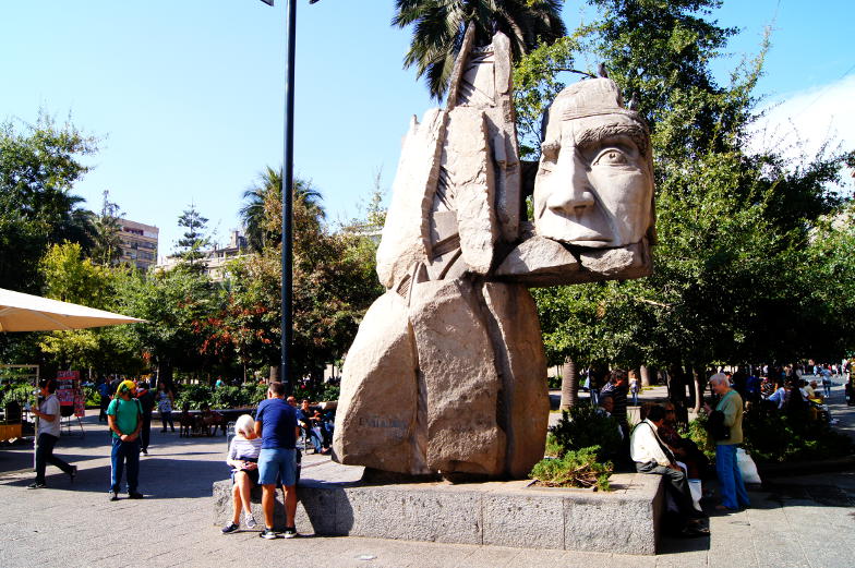 Statue aus Stein auf dem Plaza de Armas Santiago de Chile Sehenswuerdigkeiten