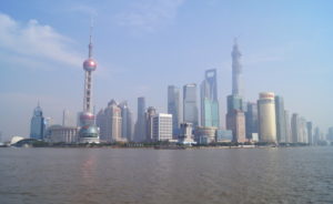 Blick von Pudong zum Oriental Pearl Tower und dem Shanghai World Financial Center