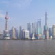 Blick von Pudong zum Oriental Pearl Tower und dem Shanghai World Financial Center