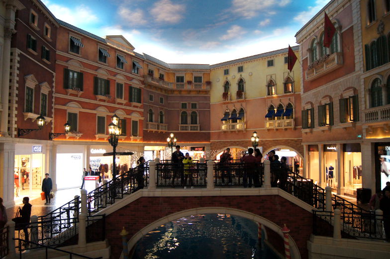 Nachgebaute Rialtobrücke und einem künstlichen Himmel im Venetian Cotai Macau