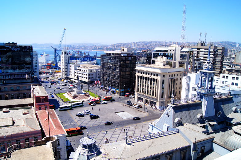 Blick auf den Plaza Sotomayor in Valparaiso