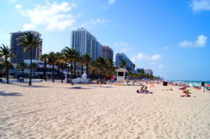 Langer Sandstrand mit viel Platz und Palmen in Fort Lauderdale Tipps