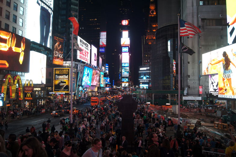 Times Square bei Nacht ansehen mit Blick auf Leuchtreklame 