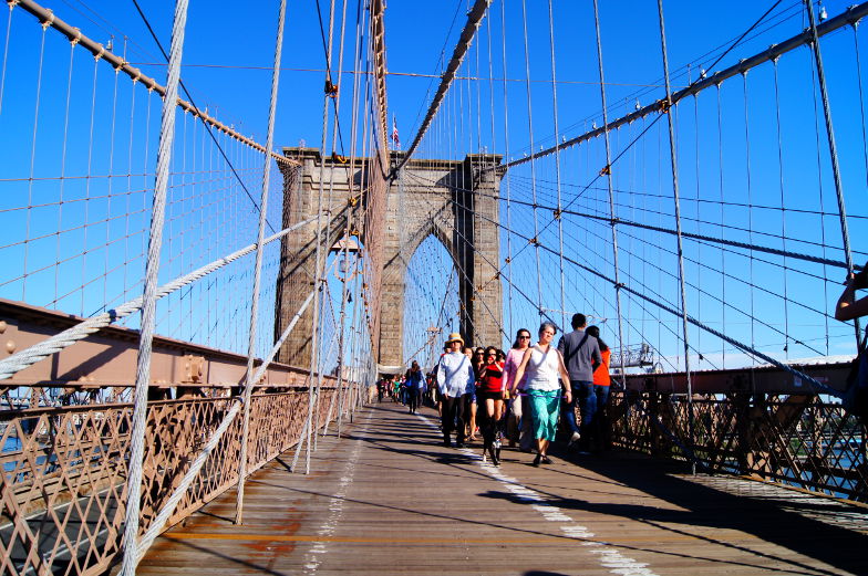 Spaziere ueber die Brooklyn Bridge in New York Sehenswuerdigkeiten