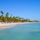 Weisser Sandstrand blaues Wasser und jede Menge Palmen in der Dominikanischen Republik