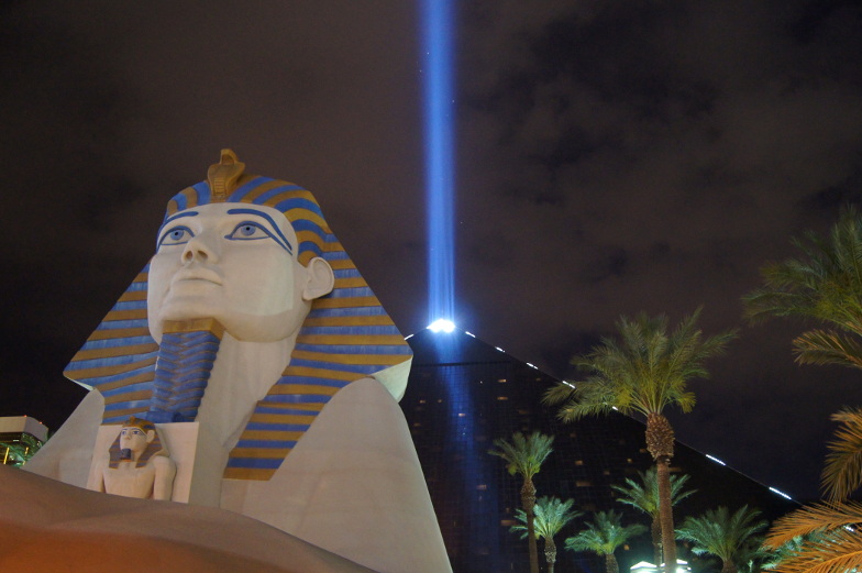 Das sehenswerte Luxor Hotel in Las Vegas ist einer Pyramide mit Sphinx nachempfunden 