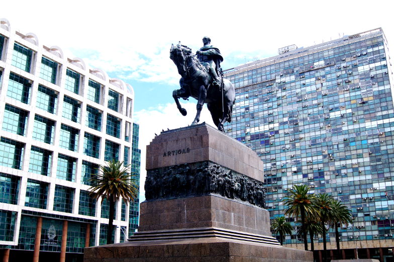 Reiterstatue mitten auf dem Plaza Independencia Sehenswuerdigkeiten Montevideo