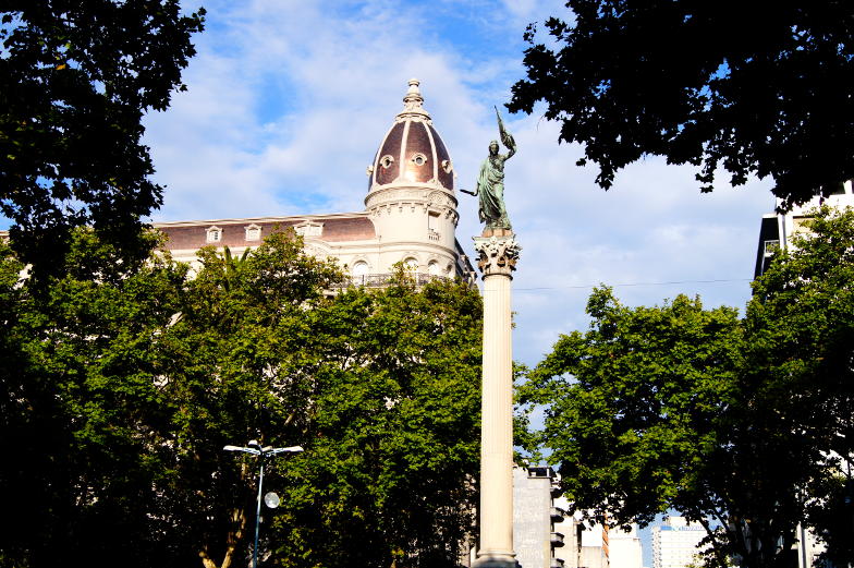 Sehenswuerdigkeit die Hauptstrasse Avenida 18 Julio im Zentrum von Montevideo