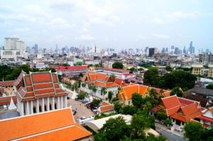 Der beste Ausblick auf die Hochhaeuser von Bangkok aus dem Wat Saket