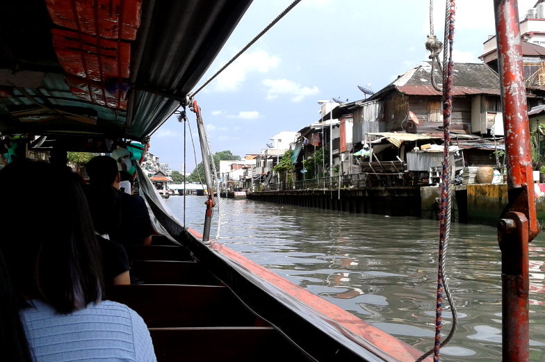 Mit dem Khlongboat durch kleine Kanaele von Bangkok schippern Ausflugstipp