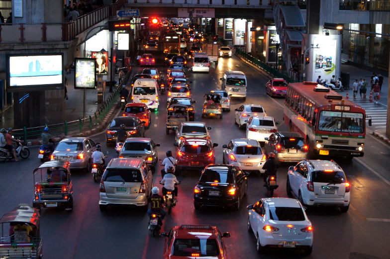 Auf Bangkoks Strassen ist immer sehr viel los