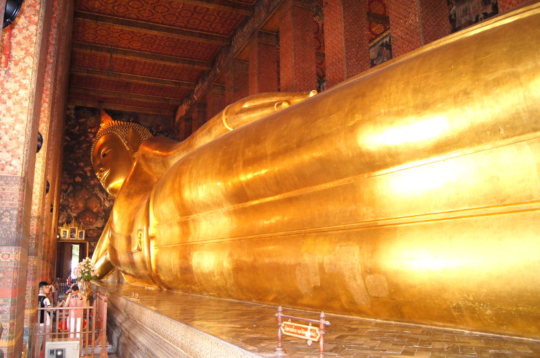 Besondere Sehenswuerdigkeiten der liegende Buddha im Wat Pho Tempel in Bangkok