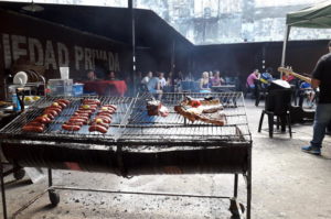 Essen in Buenos Aires es wird immer und überall Steak und Chorizo gegrillt