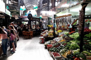 Auf dem San Telmo Mercado gibt es nicht nur Obst und Gemuese
