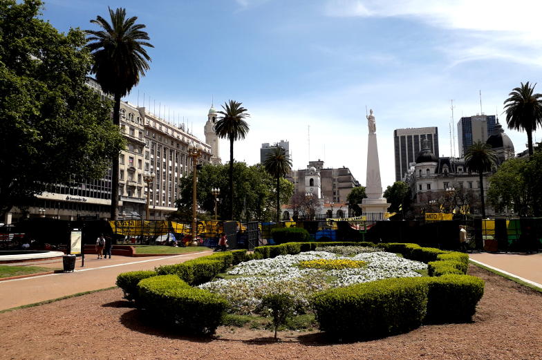 Der Plaza de Mayo in Buenos Aires mit kleinem Park in der Mitte