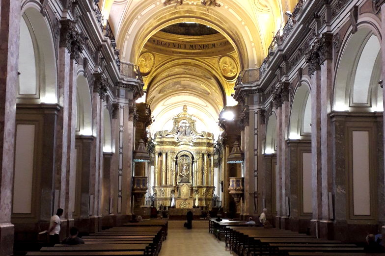 Der Innenbereich der Kirche Metropolitana in Buenos Aires