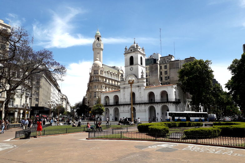 Blick auf das Cabildo Museum auf dem Plaza de Mayo in Buenos Aires