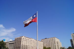 Die riesige chilenische Flagge vor dem La Moneda ist nicht zu uebersehen