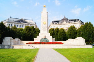 Insidertipp Freiheitsplatz mit Obelisk Budapest Sehenswuerdigkeiten
