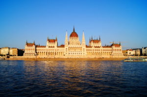 Das schoenste Parlament steht in Budapest Ungarn