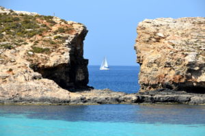 Das musst du sehen klares Wasser in der Blauen Lagune auf Comino