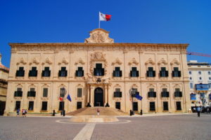 Tipps fuer Spazierang durch Valletta Regierungsgebaeude Hauptstadt Malta 