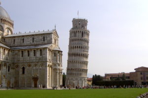 Der schiefe Turm von Pisa gehoert auch zu den top Reisezielen in Europa