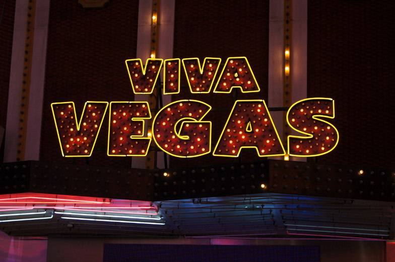 Nachts in Las Vegas glitzert und blinkt es iüberall