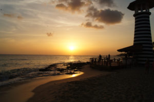 Besondere Uebernachtungsmoeglichkeiten in der Dominikanischen Republik Bayahibe Blick auf Sonnenuntergang