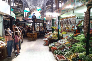 Probiere argentinisches Essen im Mercado San Telmo in Buenos Aires