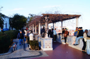 Top Sehenswuerdigkeit in Lissabon Miradouro Santa Lucia