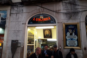 Besuche die A Ghinjinha Bar in Lissabon