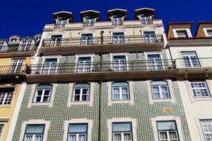 Hausfasaden mit Azulejos solltest du in Lissabon nicht verpassen 