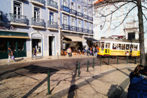 Stadtrundgang durch Lissabon mit der Tram machen