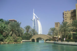 Das Burj al Arab wird gern mal als das erste 7 Sterne Hotel bezeichnet 