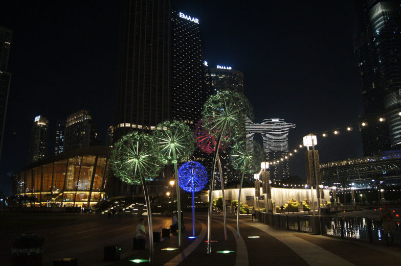Die Lichtskulpturen in Dubai Downtown sind sehenswert 