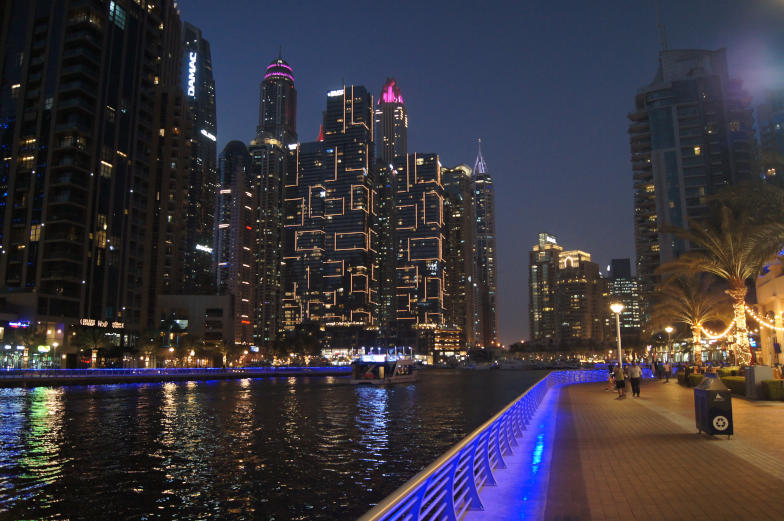 Schoene Promenade mit Blick auf Dubai Skyline 