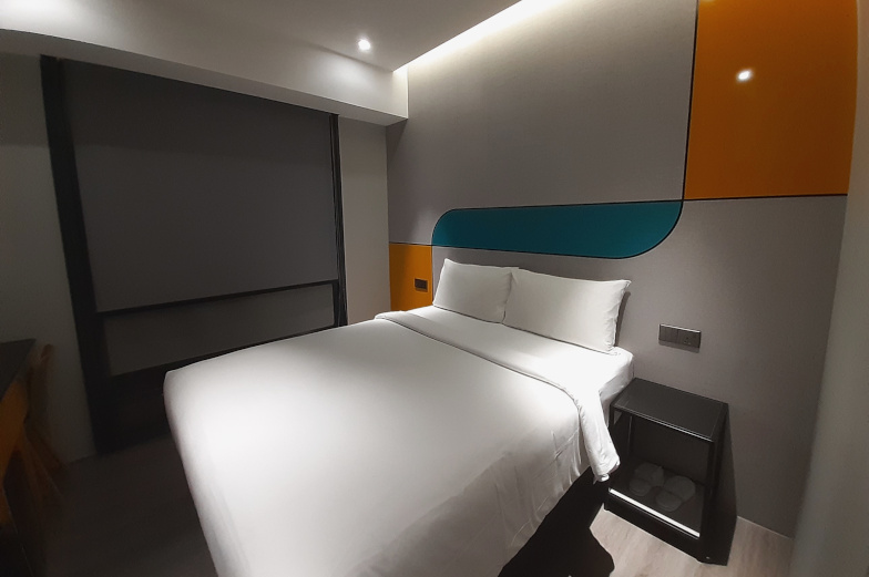Kleine aber moderne Zimmer mit Fenster im MI Rochor Singapur