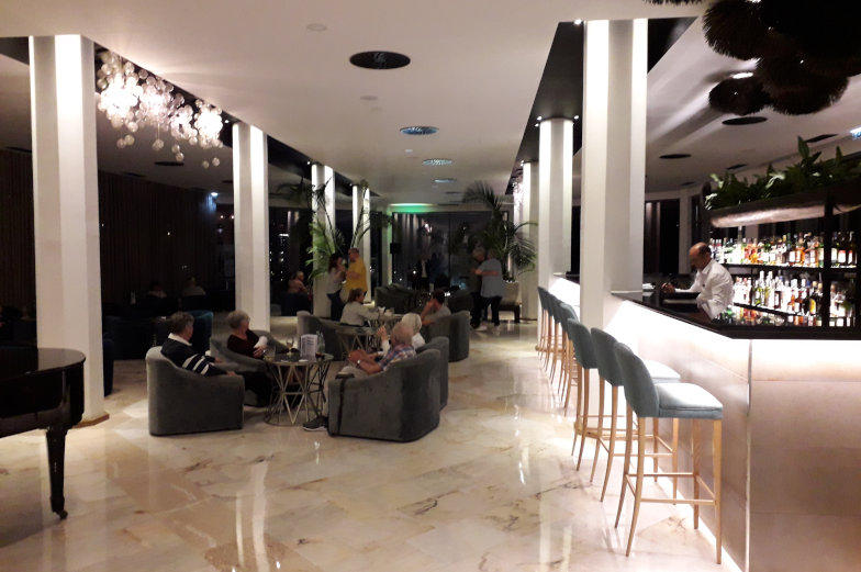 Gemütliche Hotelbar mit Livemusik am Abend im Baia Azul 