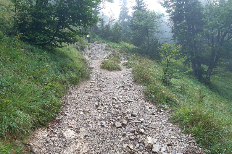 Geröll und Steine auf der zweiten Etappe der Alpenüberquerung