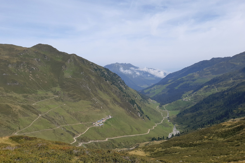 Serpentinenweg fünfte Etappe der Alpenüberquerung
