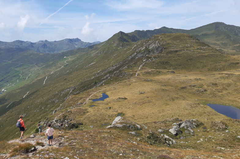 Kleine Bergseen auf der fünften Etappe der Alpenüberquerung
