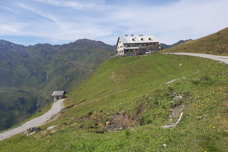Wanderpause in der Rastkogelhütte fünfte Etappe Alpenüberquerung